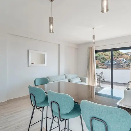 Vista Magnifica I By Madeira Daire *